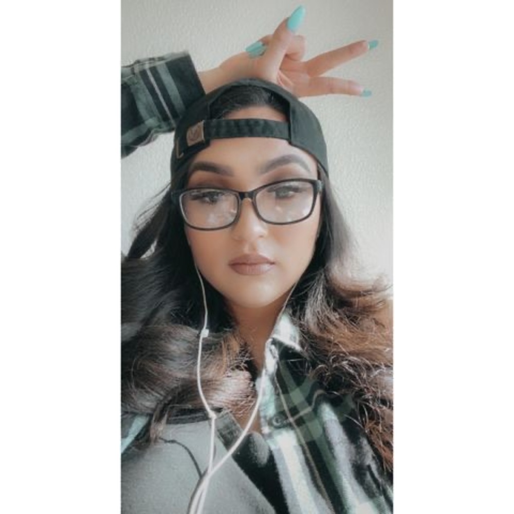 Meet your Posher, Estela